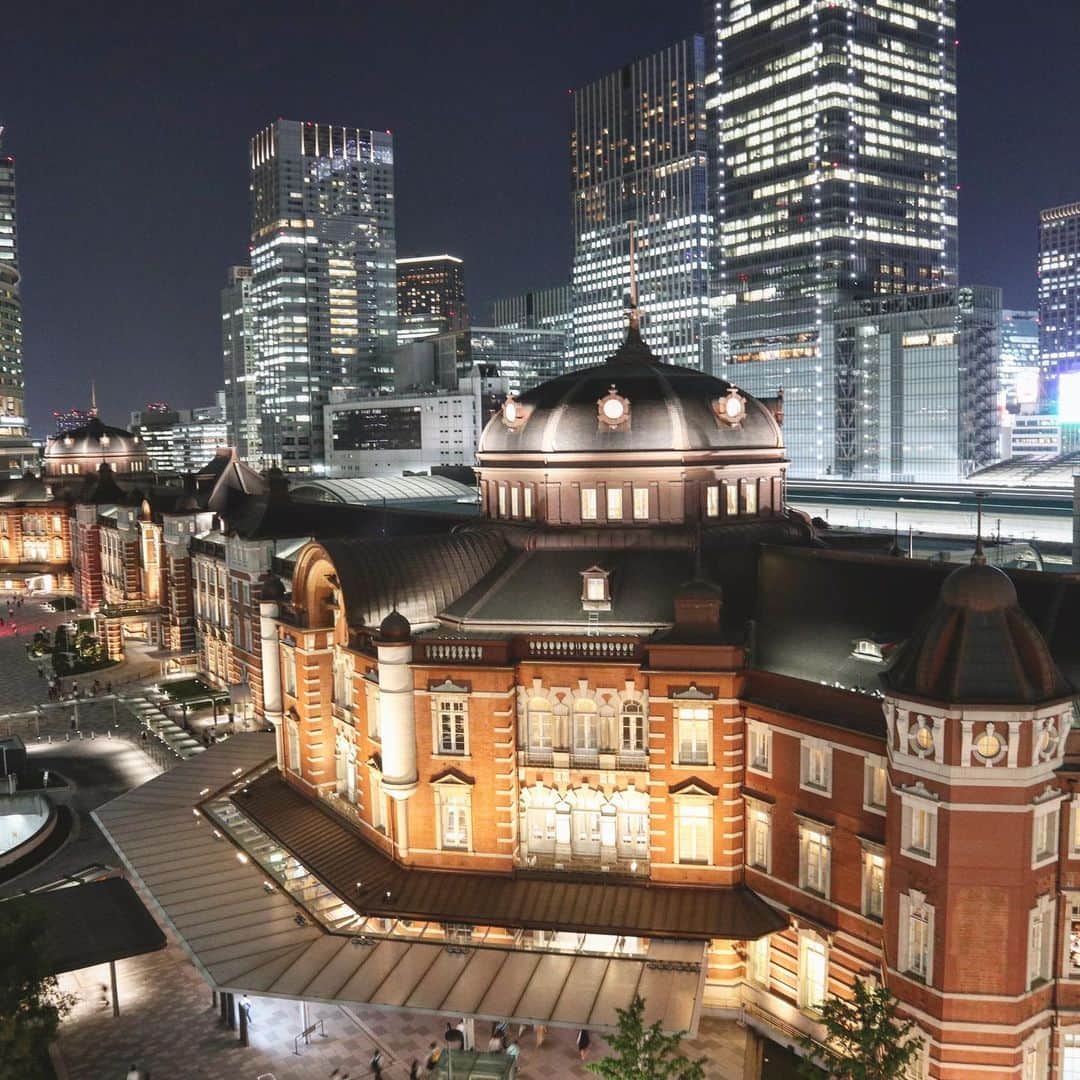 大桃美代子さんのインスタグラム写真 - (大桃美代子Instagram)「東京駅って、なんてきれいなんでしょう。  華やかなのに、物悲しくもあり、  昼と夜の顔が違う。  辰野金吾さんのデザイン好き。  #東京駅#東京#tokyostation #도쿄역#辰野金吾#デザイン#鉄子#撮鉄#乗り鉄#鉄道好き#丸の内#joytb #discover#beautifulhotel#八重洲ダグラム#丸の内#夏のおでかけ」8月10日 0時10分 - miyoko_omomo