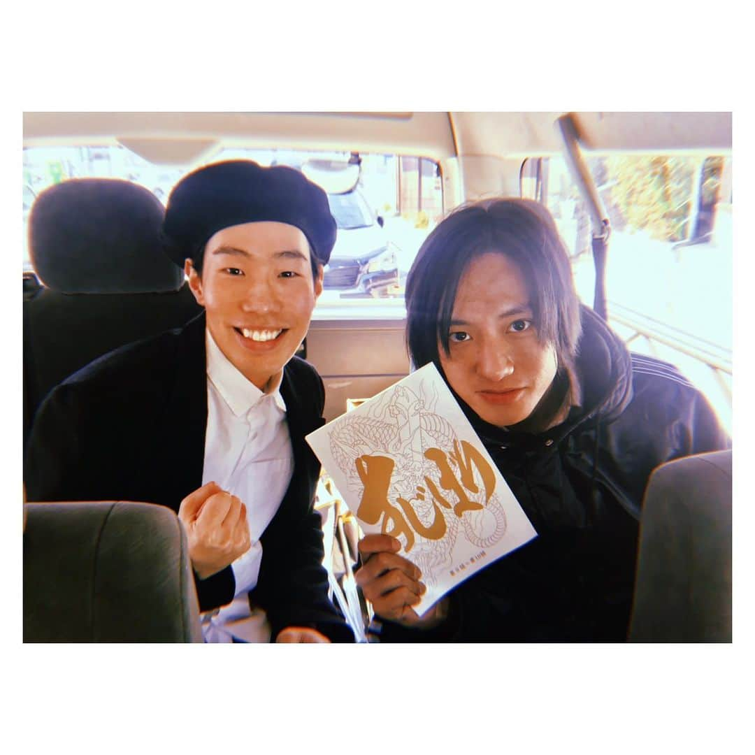 坂口涼太郎さんのインスタグラム写真 - (坂口涼太郎Instagram)「⚠️🚫🔥U-NEXT「すじぼり」 最終話が配信され、これで物語が出揃いました。 この作品はこの世に残り続けます。 これからも色んな人がすじぼりと出会えますように。 僕の演じた上野翔平、みんなと出会わせてくれてありがとう。 同い年の小林勇貴監督。 決戦前の藤原季節くんと。 すじぼりBrabo🙌 #すじぼり #小林勇貴 #藤原季節」8月10日 0時13分 - ryotarosakaguchi