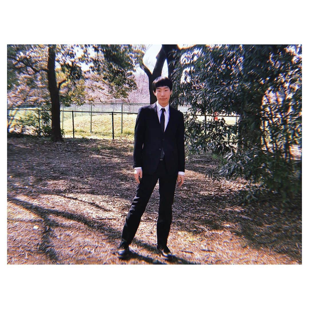 坂口涼太郎さんのインスタグラム写真 - (坂口涼太郎Instagram)「⚠️🚫🔥U-NEXT「すじぼり」 最終話が配信され、これで物語が出揃いました。 この作品はこの世に残り続けます。 これからも色んな人がすじぼりと出会えますように。 僕の演じた上野翔平、みんなと出会わせてくれてありがとう。 同い年の小林勇貴監督。 決戦前の藤原季節くんと。 すじぼりBrabo🙌 #すじぼり #小林勇貴 #藤原季節」8月10日 0時13分 - ryotarosakaguchi