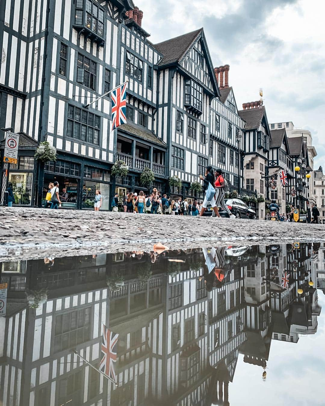 @LONDON | TAG #THISISLONDONさんのインスタグラム写真 - (@LONDON | TAG #THISISLONDONInstagram)「@MrLondon with a reflection of #LibertyLondon 🇬🇧❤️🇬🇧 Rain = #puddlegram! 💦☔️ // #thisislondon #regentstreet #londonlife #inspiredByAlice 🤣👌🏼」8月10日 0時16分 - london