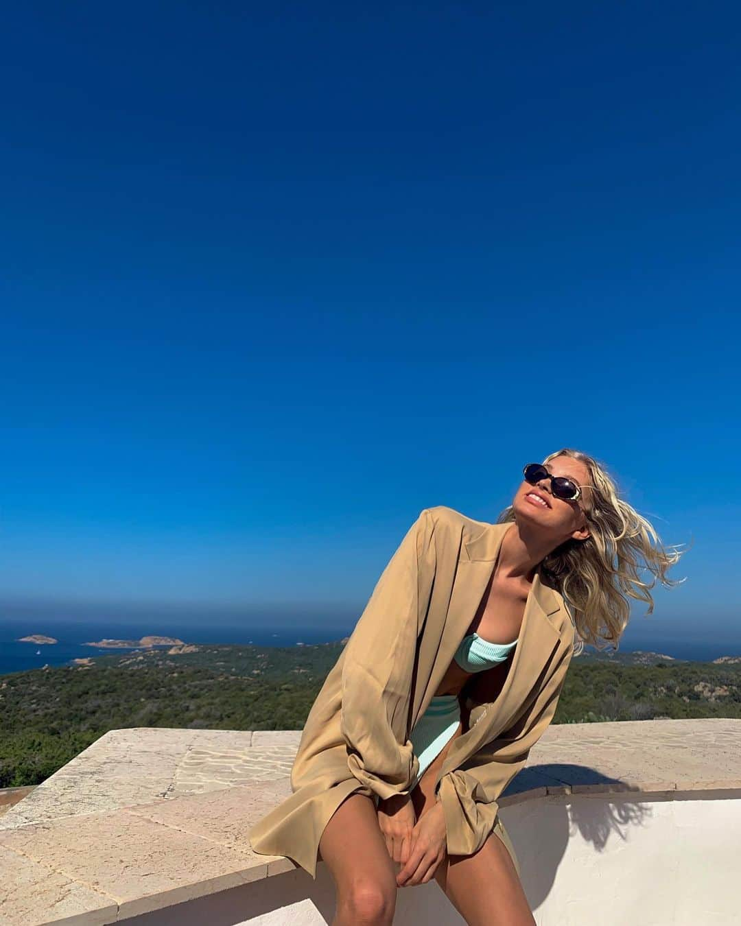 エルザ・ホスクさんのインスタグラム写真 - (エルザ・ホスクInstagram)「Sardinia! It’s so pretty here💙」8月10日 0時26分 - hoskelsa