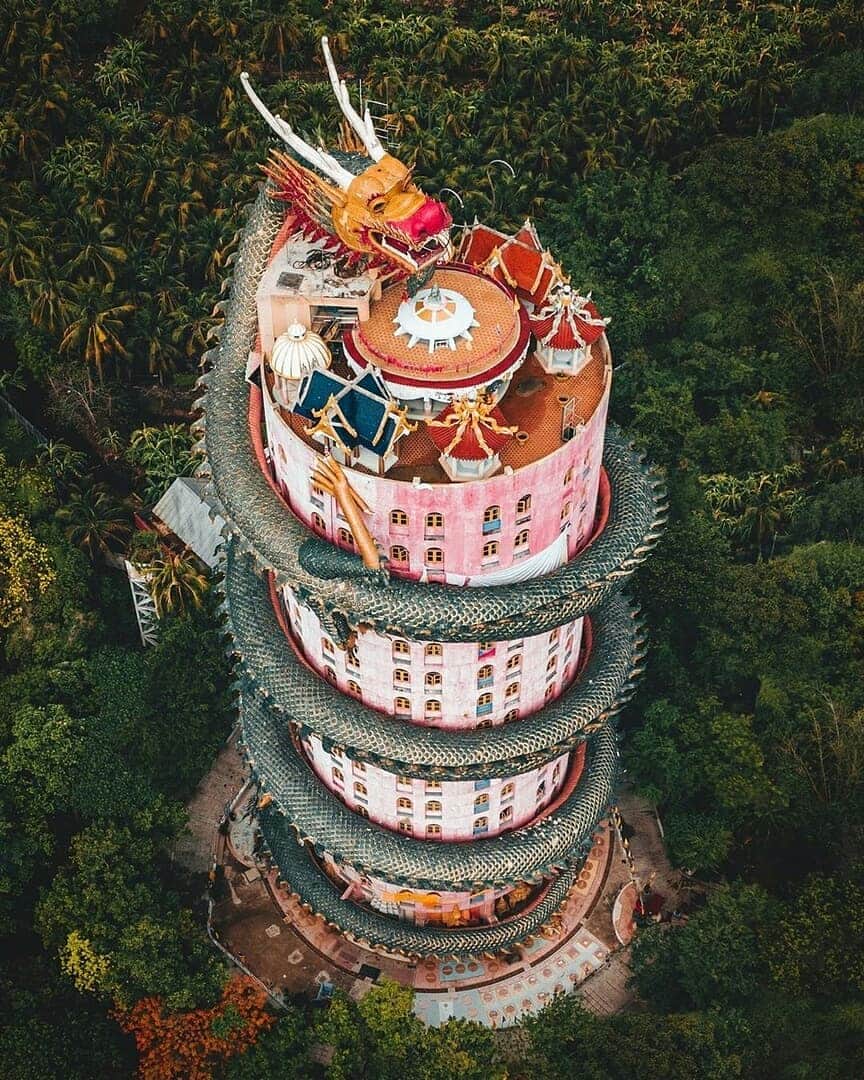 Discover Earthさんのインスタグラム写真 - (Discover EarthInstagram)「‘Enter the Dragon’ 🐲 literally. You can actually walk up through this Dragon to the top.  Wat Samphran is a Buddhist temple in Amphoe Sam Phran, around 40 kilometers to the west of Bangkok. 🇹🇭 — 📍#DiscoverThailand — 📸 Photos by @itsnedkelly ft. @teganphillipa」8月10日 0時23分 - discoverearth