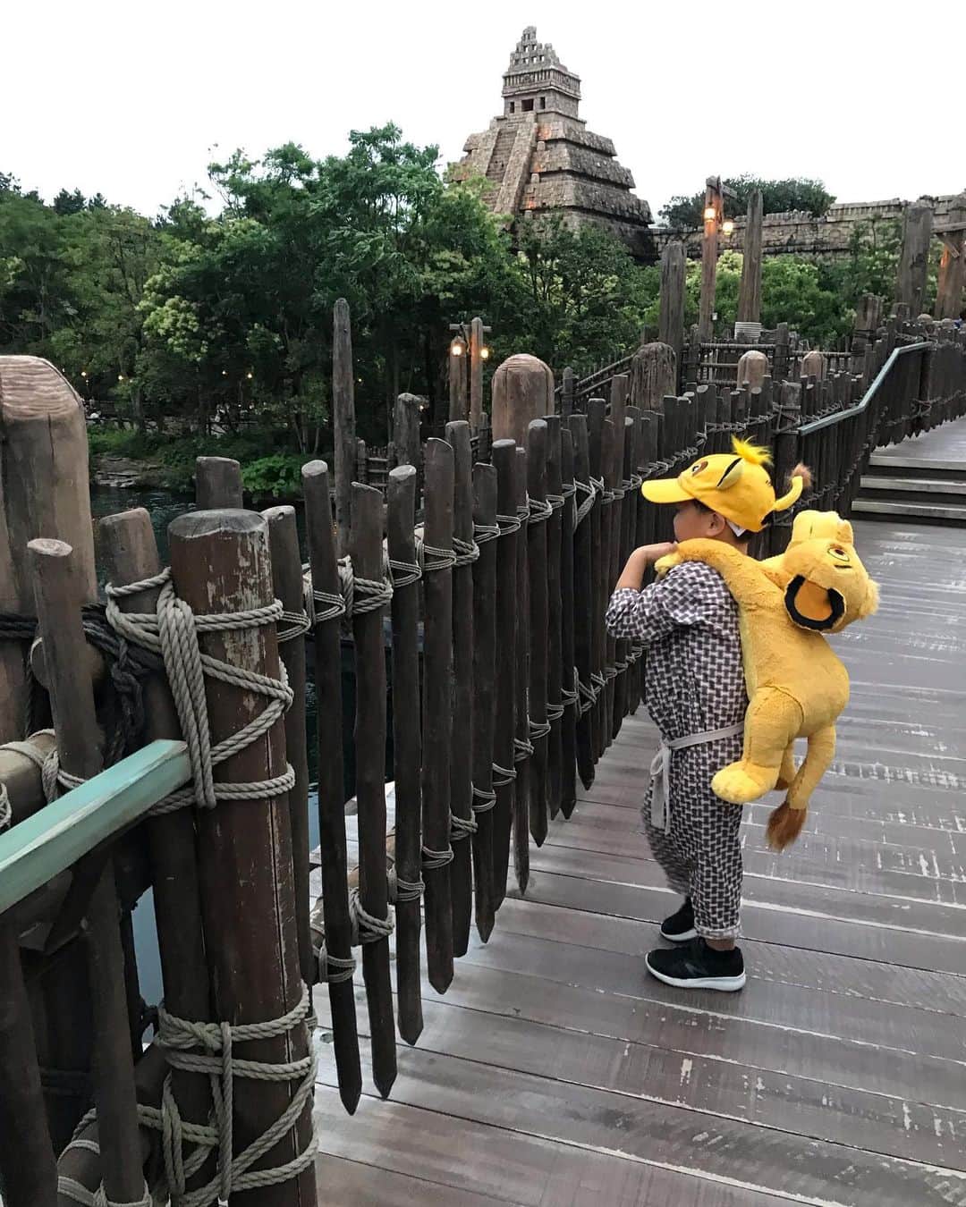 tiahy__さんのインスタグラム写真 - (tiahy__Instagram)「LIONIZING. . . . August 9th, 2019. . . 待ちに待った公開初日. . . とてもとても素晴らしい映像美と素晴らしい音楽と素晴らしいディズニーの仲間たち. . . 本当にとっても感動しました！！. .  ハクナ•マタタで小さくリズムに乗って見入っているtaiちゃんも、見ていて愛おしかった. . グローヴァーとビヨンセが歌う“Can You Feel the Love Tonight”は鳥肌が立ちっぱなしでした！. . . .  #lionking#disney#disneybaby#disneykids#disneyfamily」8月10日 0時22分 - tiahy__disney