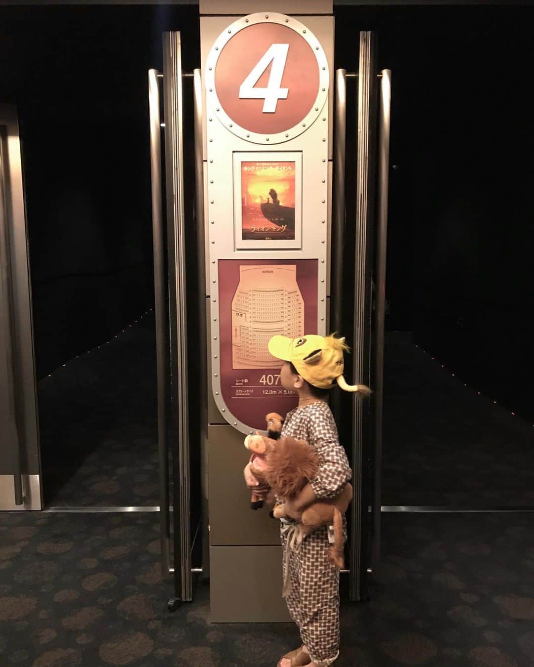 tiahy__さんのインスタグラム写真 - (tiahy__Instagram)「LIONIZING. . . . August 9th, 2019. . . 待ちに待った公開初日. . . とてもとても素晴らしい映像美と素晴らしい音楽と素晴らしいディズニーの仲間たち. . . 本当にとっても感動しました！！. .  ハクナ•マタタで小さくリズムに乗って見入っているtaiちゃんも、見ていて愛おしかった. . グローヴァーとビヨンセが歌う“Can You Feel the Love Tonight”は鳥肌が立ちっぱなしでした！. . . .  #lionking#disney#disneybaby#disneykids#disneyfamily」8月10日 0時22分 - tiahy__disney