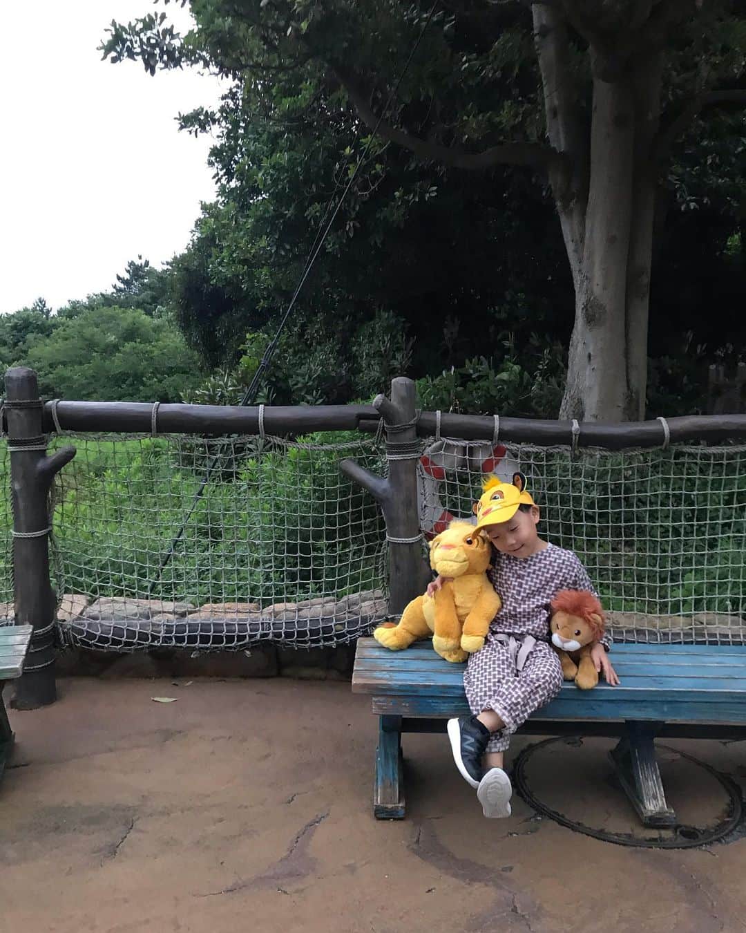 tiahy__さんのインスタグラム写真 - (tiahy__Instagram)「LIONIZING. . . . August 9th, 2019. . . 待ちに待った公開初日. . . とてもとても素晴らしい映像美と素晴らしい音楽と素晴らしいディズニーの仲間たち. . . 本当にとっても感動しました！！. .  ハクナ•マタタで小さくリズムに乗って見入っているtaiちゃんも、見ていて愛おしかった. . グローヴァーとビヨンセが歌う“Can You Feel the Love Tonight”は鳥肌が立ちっぱなしでした！. . . .  #lionking#disney#disneybaby#disneykids#disneyfamily」8月10日 0時22分 - tiahy__disney
