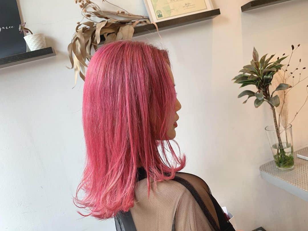 美木優希奈さんのインスタグラム写真 - (美木優希奈Instagram)「・ ピンク復活！！！ やっぱりこうじゃないとね。 今回はピンクベースに濃いピンクのハイライト。 よきよき◉ 色が綺麗なのでインスタのフィルターはつけないでおきます。 一連の流れをそのままアップしました。笑 ヘアカラー  @aikoxxx (HEAD QUARTERS) ・ ・ #fashion #pinkhair #makeup #hairmodel #model #singer #instagood #singersongwriter #diesel  #撮影 #ヘアカラー  #弾き語り女子  #ギター女子  #ギター弾き語り  #ヘアスタイル #ピンクヘアー  #ピンクグラデーション  #ハイライト  #ヘアモデル #サロンモデル  #シンガーソングライター  普段は#弾き語り  #ファッション #メイク  #おしゃれさんと繋がりたい  #音楽好きな人と繋がりたい  #ロブ  #ナイロンジャパン #ディーゼル  #かわかっこいい」8月10日 0時23分 - yukina_miki