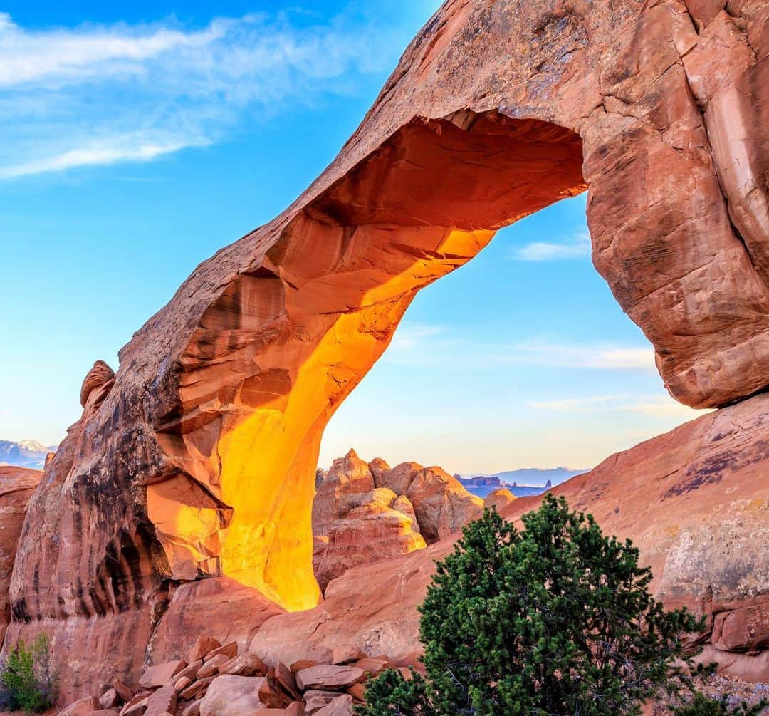 アメリカ内務省さんのインスタグラム写真 - (アメリカ内務省Instagram)「Skyline Arch really knows how to “rock” a sunset. The vibrant warm hues leave spectators with a deep sense of awe. When visiting Arches National Park in #Utah, try camping with family or friends in Devil's Garden Campground. From there, take the short hike up behind Skyline Arch. Experiencing the sunset from this vantage point promises some of the best evening light and can be a dream scenario for photographers. Photo by Nina Mayer Ritchie @ninamayerritchie (www.sharetheexperience.org). #usinterior #Findyourpark #travel #archesnationalpark」8月10日 0時23分 - usinterior