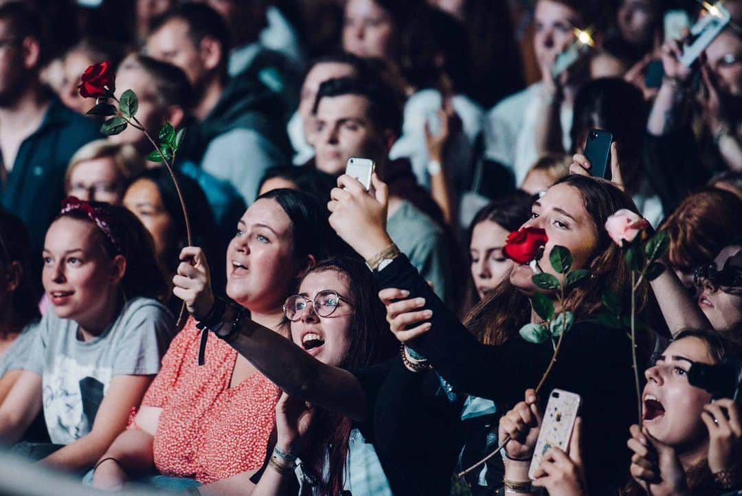 ジェームズ・ベイさんのインスタグラム写真 - (ジェームズ・ベイInstagram)「Beautiful night in Bonn! Danke ♥️ 📷 @ohalfin」8月10日 0時24分 - jamesbaymusic