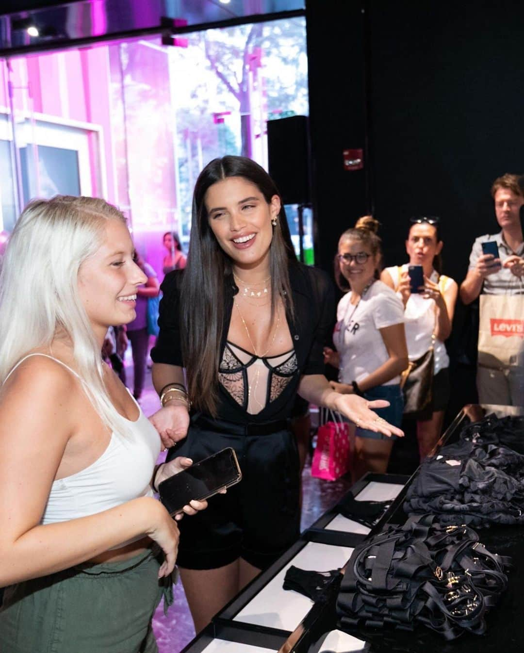 サラ・サンパイオさんのインスタグラム写真 - (サラ・サンパイオInstagram)「Had the best time yesterday getting to meet so many awesome people at @victoriassecret thank you to all the angels that came to the Chicago store! Had the best time with everyone! ❤️❤️ @gettyimages」8月10日 0時27分 - sarasampaio