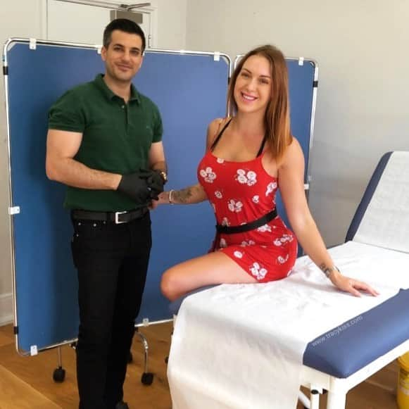 トレーシー・キスさんのインスタグラム写真 - (トレーシー・キスInstagram)「Thank you @london_cosmetic_surgeon Dr Deniz Kanliada for removing my cyst and making the whole process so quick, calm and convenient. Our bodies are funny things, often producing lumps and bumps for absolutely no reason which can be unsightly, painful or just plain embarrassing. We’re all human and have imperfections my darlings, there is certainly nothing wrong with that, but if you want to do something about it I highly recommend this Harley Street surgeon 👨‍⚕️ 🙌🏻 ------------------------ #cosmetic #cosmeticsurgery #aesthetic #aesthetics #tracykiss #gymlife #bodygoals #feminism #muscles #earnedit #tattoo #healthy #bodytransformation #inspiration #gains #motivation #ootd #fashion #weightloss #fitness #success #girlpower #redhead #ootn #lotd #veganism #girl #gym #bodybuilding #vegan」8月10日 0時33分 - tracykissdotcom