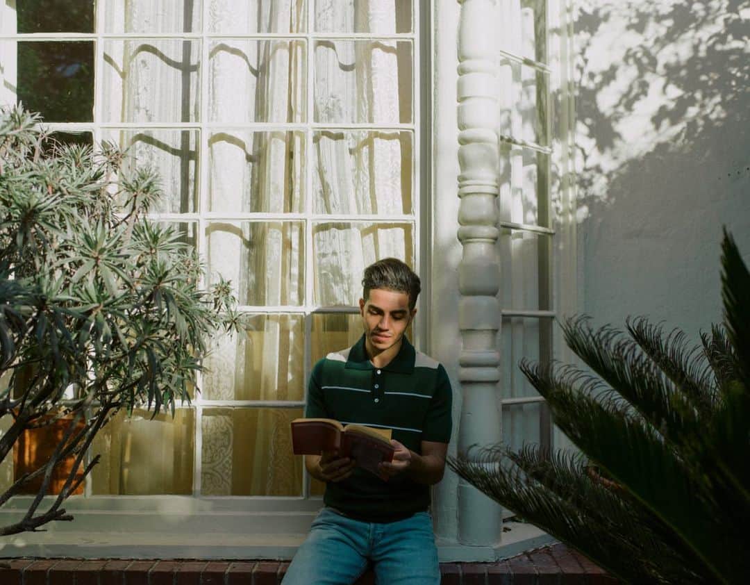 メナ・マスードのインスタグラム：「I’m trying to read more books because. Well. Books. Currently on ‘The Universe has your Back: Turn Fear into Faith’ Let me know what ya’ll are currently reading! #BookLoversDay」