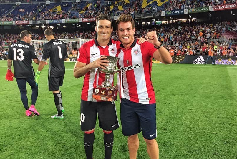 イバイ・ゴメスさんのインスタグラム写真 - (イバイ・ゴメスInstagram)「‪Hay mucha gente que dice que le costará vivir el fútbol sin Messi, a nosotros nos cuesta ya imaginar el @athleticclub sin ti 🙏🏻‬ ‪9 meses para seguir disfrutando contigo. Hagamos entre todos que sea una temporada de ensueño 💪🏼‬ #leyenda ‪#AdurizGutarikoBat 🦁 🔴⚪️‬」8月10日 0時37分 - ibaigomez