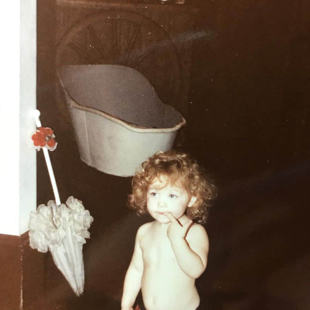 エリカ・クリステンセンのインスタグラム：「#FBF  MOM! Thank you for dressing me up in baby fishnets when I was 2 years old! This is the greatest!」
