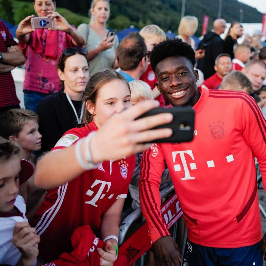 バイエルン・ミュンヘンさんのインスタグラム写真 - (バイエルン・ミュンヘンInstagram)「#FansFirst at the lake! 😁🤳🏻 . Thanks to all our fans who made the trip to Tegernsee❗🙌 . . . #FCBayernFanFriday #MiaSanMia #FCBayern #football #fussball #soccer #futbol #futebol #fans」8月10日 0時39分 - fcbayern