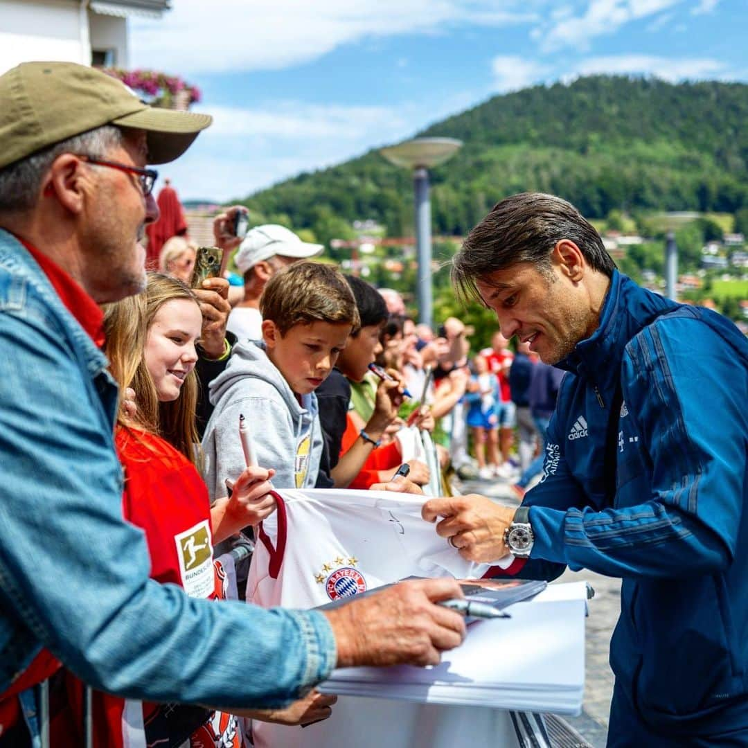 バイエルン・ミュンヘンさんのインスタグラム写真 - (バイエルン・ミュンヘンInstagram)「#FansFirst at the lake! 😁🤳🏻 . Thanks to all our fans who made the trip to Tegernsee❗🙌 . . . #FCBayernFanFriday #MiaSanMia #FCBayern #football #fussball #soccer #futbol #futebol #fans」8月10日 0時39分 - fcbayern