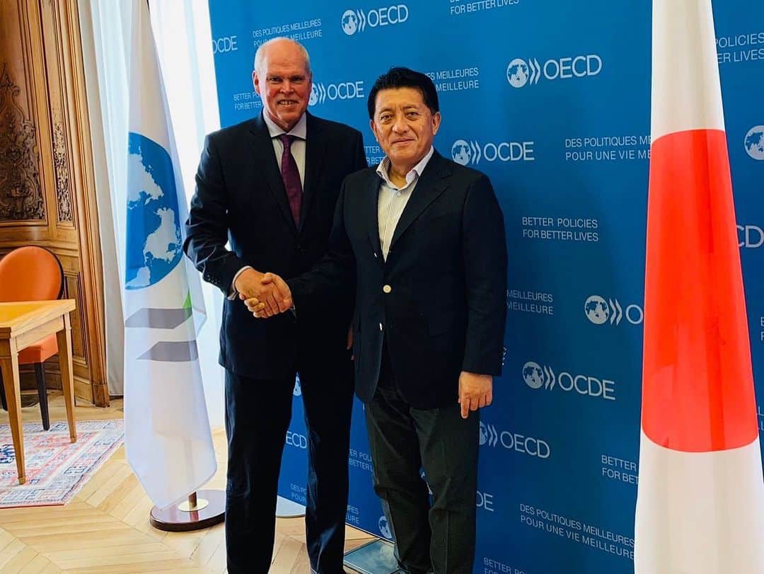 平井卓也さんのインスタグラム写真 - (平井卓也Instagram)「夕方は、OECD本部を訪問。電子政府を所掌する部局等を総括する、シェレゲンホフOECD事務次長と会談しました。私からは、本年５月に成立したデジタル手続法を始め、政府情報システム予算の一元化、クラウド・バイ・デフォルト原則など、デジタル・ガバメントの取組を紹介。高齢者等のデジタル・デバイド対策、個人情報保護法制の国際的な在り方、ライク・マインデッドな国々の集まりであるOECDの役割、更にはムーンショット型研究開発制度などについて、有意義な意見交換を行いました。 #平井卓也 #自民党　#デジタル・ガバメント　#OECD  #パリ」8月10日 0時41分 - hiratakuchan0125