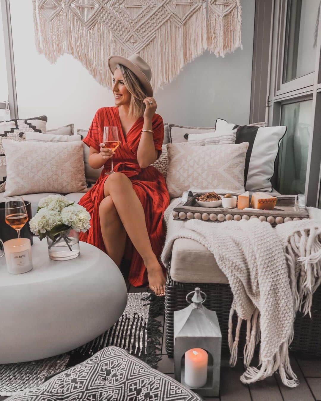 Stephanie Sterjovskiさんのインスタグラム写真 - (Stephanie SterjovskiInstagram)「Mini Condo Tour 👉👉 swipe, swipe! Excited to change things up around here with a few updates 👀 One of the things that brings me a lot of joy is styling and decorating spaces, especially our own. Call it my expensive hobby 🤣 What type of decor posts would you like to see? 👇 Comment below! . Decor linked here: http://liketk.it/2E2fe @liketoknow.it #liketkit #ltkhome」8月10日 0時46分 - stephsjolly