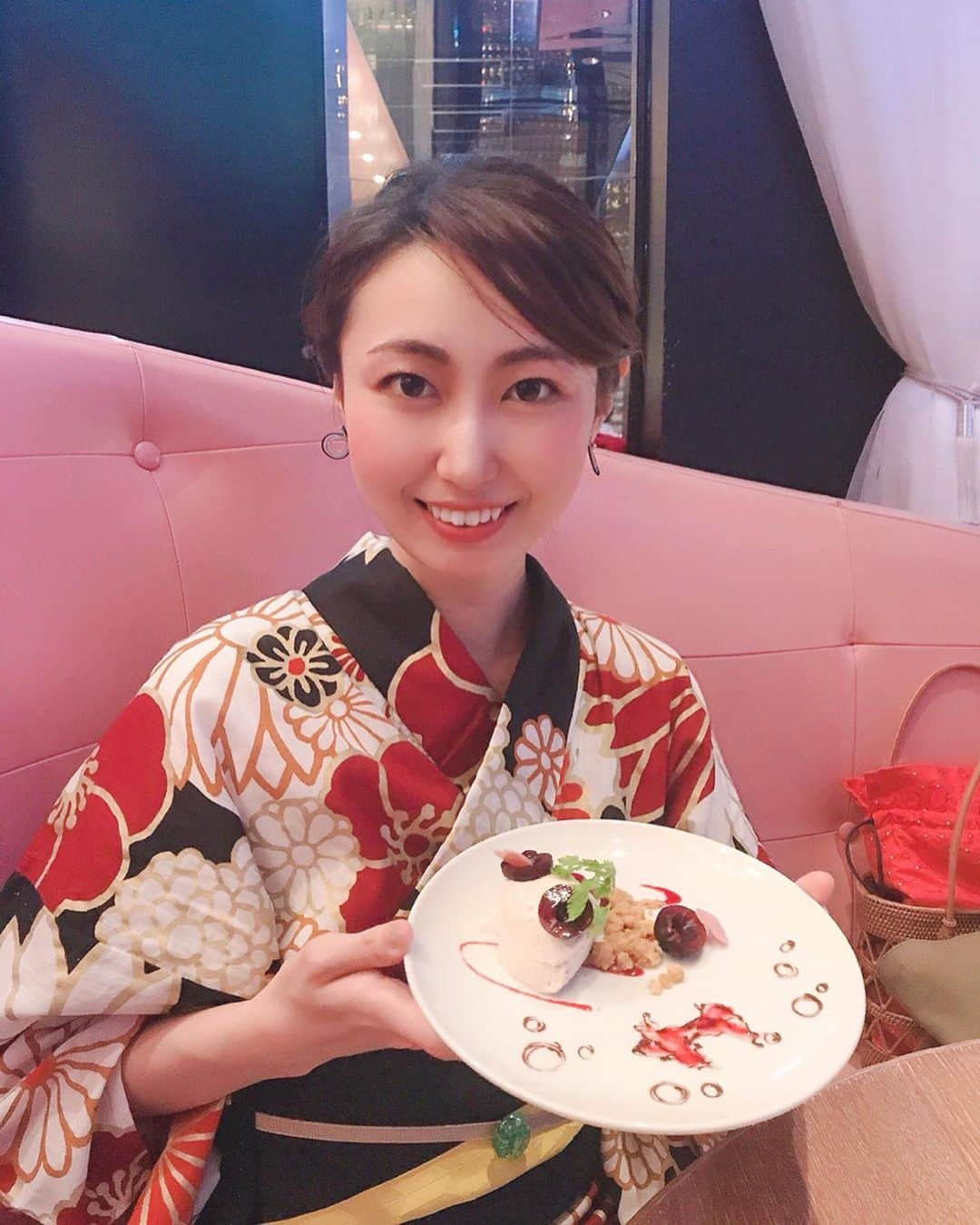 尾崎ありささんのインスタグラム写真 - (尾崎ありさInstagram)「📍BRASSERIE D & SWEETROOM ﻿ ﻿ ﻿ 行ってみたかったお店へ浴衣を着てご飯を食べに行ったよ😆﻿ ﻿ ピンクのソファーにきゅん💗﻿ ﻿ 特別メニューの Brasserie D Original REIWA Summer Dinner を頂きました🍴﻿ ﻿ スープ﻿ 鮮魚のカルパッチョ﻿ 白身魚とあさりのブイヤーベース仕立て﻿ 桜えびとキャベツのクリームパスタ﻿ AUS産ビーフ フィレ肉ステーキ マスタードソース﻿ パティシエ特製ムース﻿ ハーブティー﻿ ﻿ ﻿ 最後のデザートに金魚が♪﻿ かわいかったなぁ〜！﻿ ﻿ ﻿ ﻿ #トーキョーミント #tokyomintoo #ミントアンバサダー  #東カレ倶楽部 #lunch #ランチ  #グルメ  #gourmet  #日本橋 #instafood #yum #浴衣 #yukata #yummy #yumyum #delicious #eat #food #foodporn  #beautiful #sharefood #sweet #delicious #eating #foodpic #foodpics #tagblender #hungry #foodgasm #instafood」8月10日 0時47分 - also1219