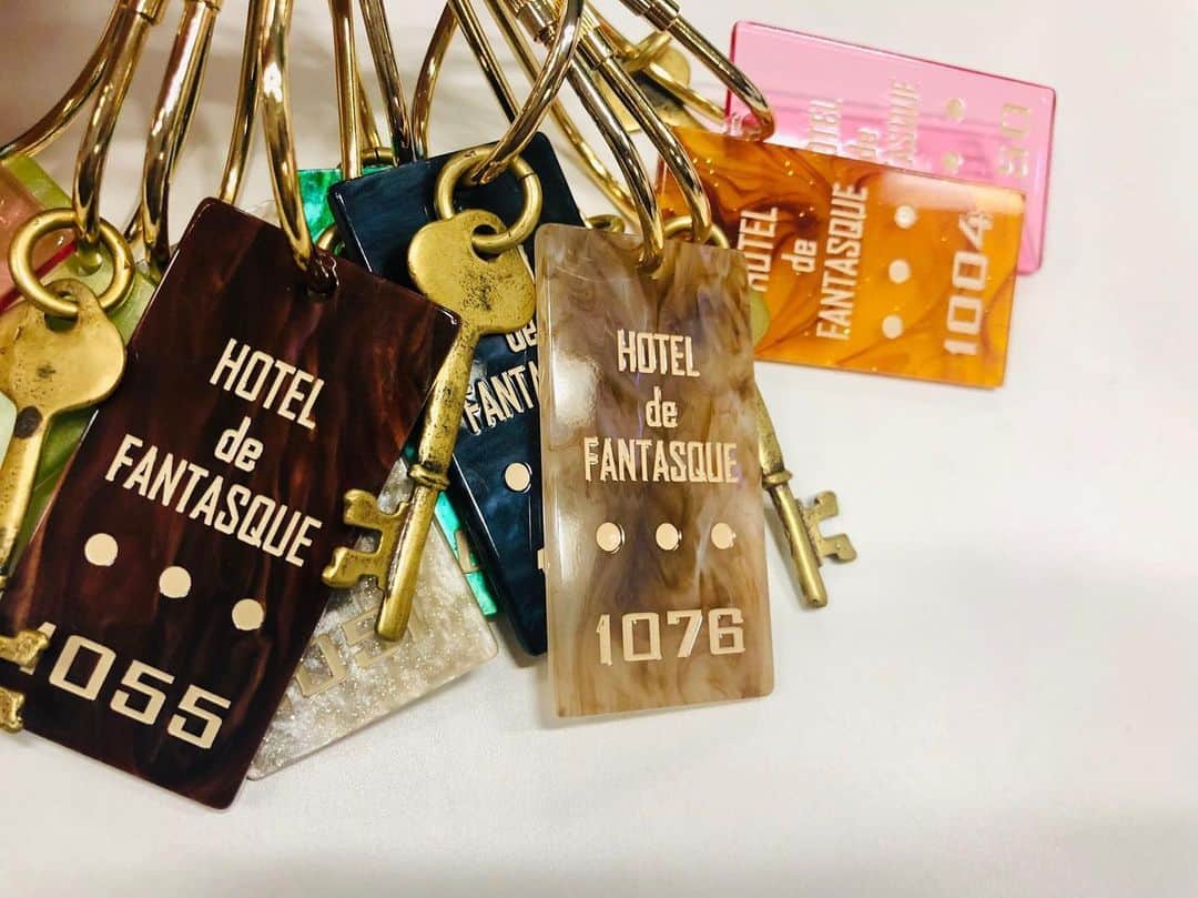風間ゆみえのインスタグラム：「HOTEL de FANTASQUE "Room key"  @la_boutique_fantasque  HOTEL de FANTASQUE のお部屋に空室出ました‼︎ そして、本日9日1時間で完売。 web storeは1分で完売って😭😵 ごめんなさいね、きっとまた買えなかったりしたひともいるよね… 今回で販売終了になります。 こんなに気に入ってくれてありがとうございました‼︎🙏✨ そんなLa Boutique Fantasqueより、 お知らせ‼︎ 次の投稿で！👀💕」