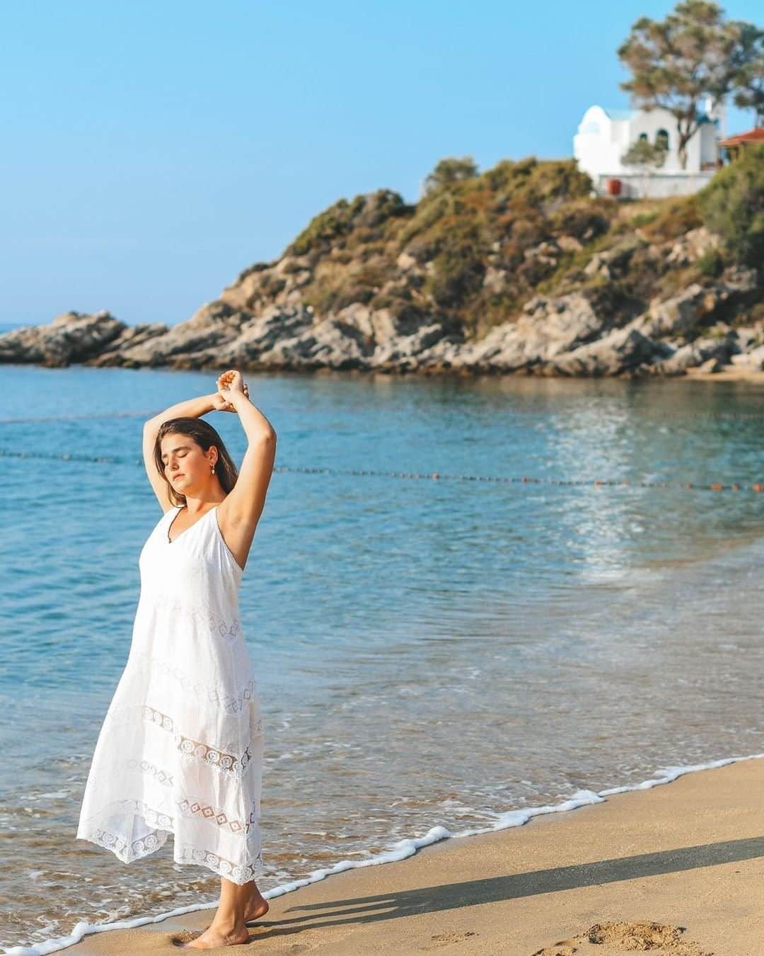 アクセサライズのインスタグラム：「... And exhale! 🌴🧘‍♀️ The weekend is upon us. Sashay into Saturday like @jenniferfili in our breezy white lace maxi dress. 🔍 6976001050 Tap the link in the bio to shop now.  #Accessorize #Accessorizer」