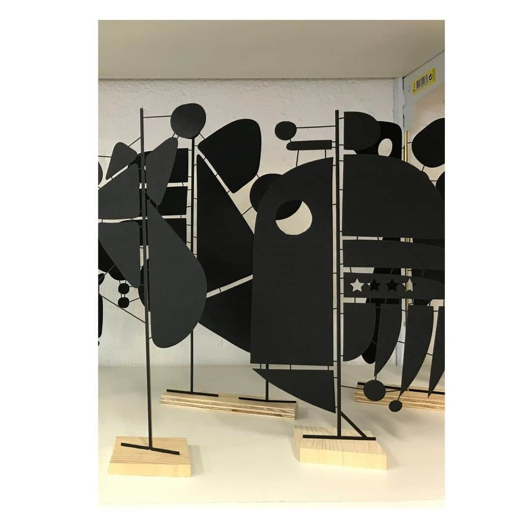 イザベルマランさんのインスタグラム写真 - (イザベルマランInstagram)「Rainbowagogo!  Behind the scenes of Isabel Marant new windows making. “I started by hand cutting shapes out of black paper to make abstract compositions.” @arnold_goron」8月10日 1時01分 - isabelmarant