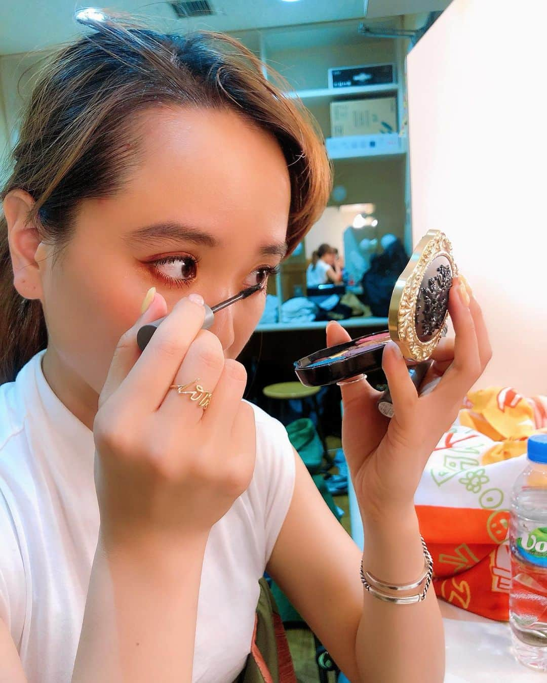 小春さんのインスタグラム写真 - (小春Instagram)「とりあえず下まつげは何年もEYEMANIAのセパレートロングをずっと使ってるんだよこれ超綺麗に塗れる。  借りパクの神 うちの妹に取られかけたけど死守。コンシーラーも取られかけた  #姉カメラ」8月10日 0時55分 - suttokodokkoiii