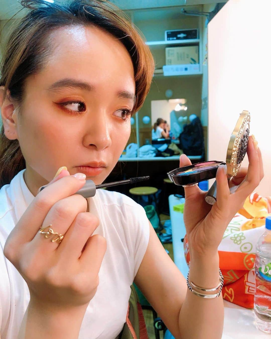 小春さんのインスタグラム写真 - (小春Instagram)「とりあえず下まつげは何年もEYEMANIAのセパレートロングをずっと使ってるんだよこれ超綺麗に塗れる。  借りパクの神 うちの妹に取られかけたけど死守。コンシーラーも取られかけた  #姉カメラ」8月10日 0時55分 - suttokodokkoiii