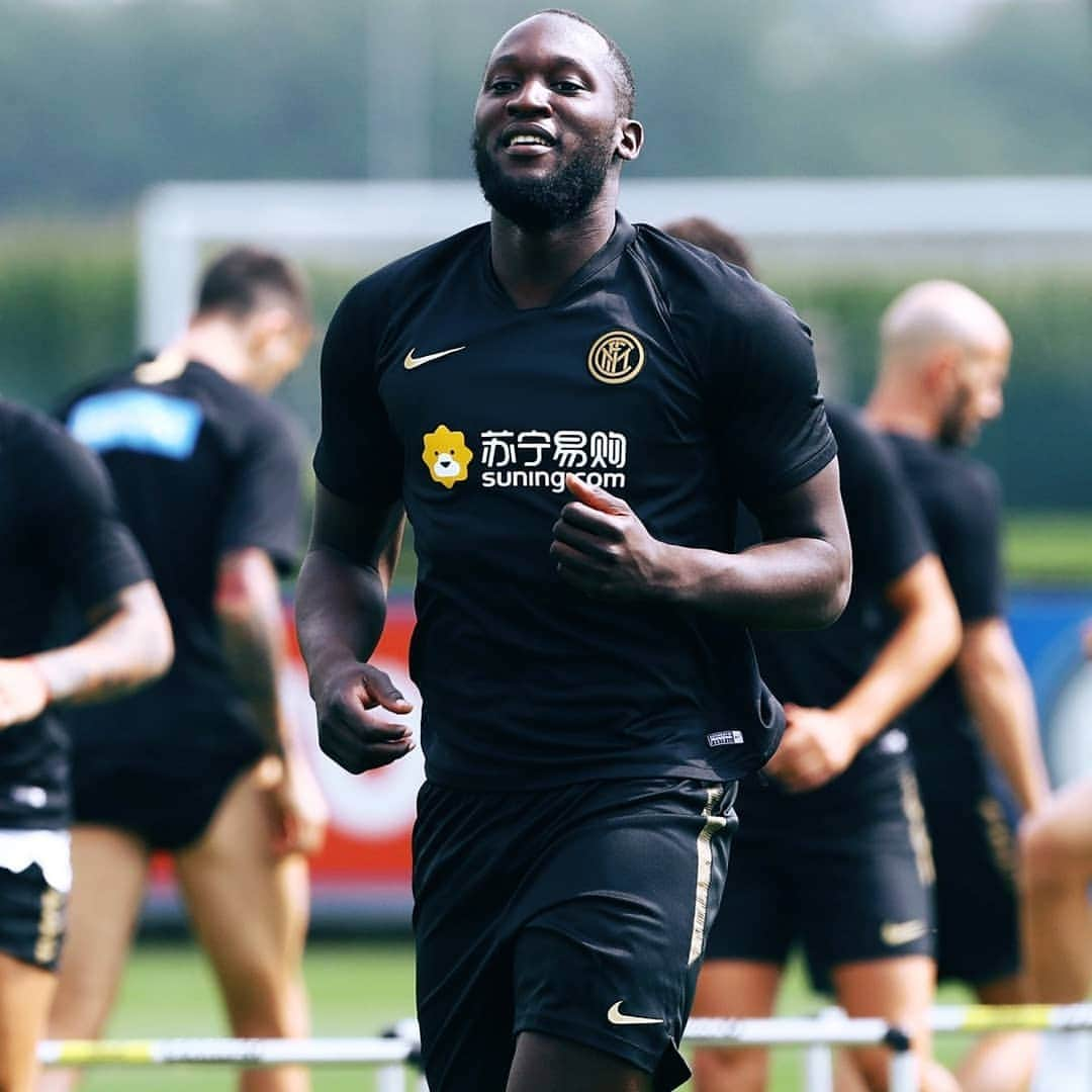 インテルナツィオナーレ・ミラノさんのインスタグラム写真 - (インテルナツィオナーレ・ミラノInstagram)「TRAINING! 💪⚫🔵🇧🇪 Romelu Lukaku's first training sessions at the Suning Training Centre!  #Lukaku #WelcomeRomelu #NotForEveryone #Training #Inter #ForzaInter」8月10日 0時57分 - inter