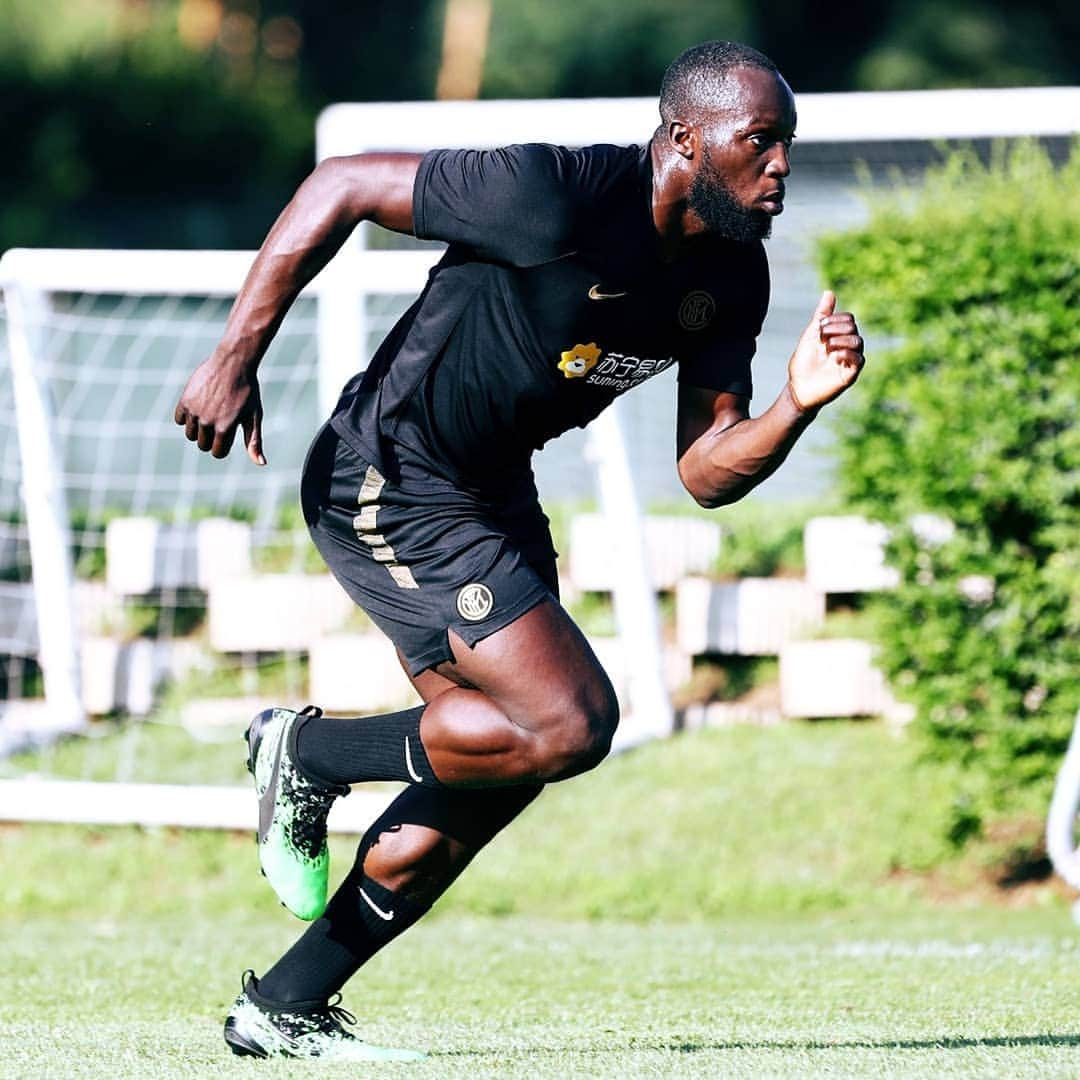 インテルナツィオナーレ・ミラノさんのインスタグラム写真 - (インテルナツィオナーレ・ミラノInstagram)「TRAINING! 💪⚫🔵🇧🇪 Romelu Lukaku's first training sessions at the Suning Training Centre!  #Lukaku #WelcomeRomelu #NotForEveryone #Training #Inter #ForzaInter」8月10日 0時57分 - inter