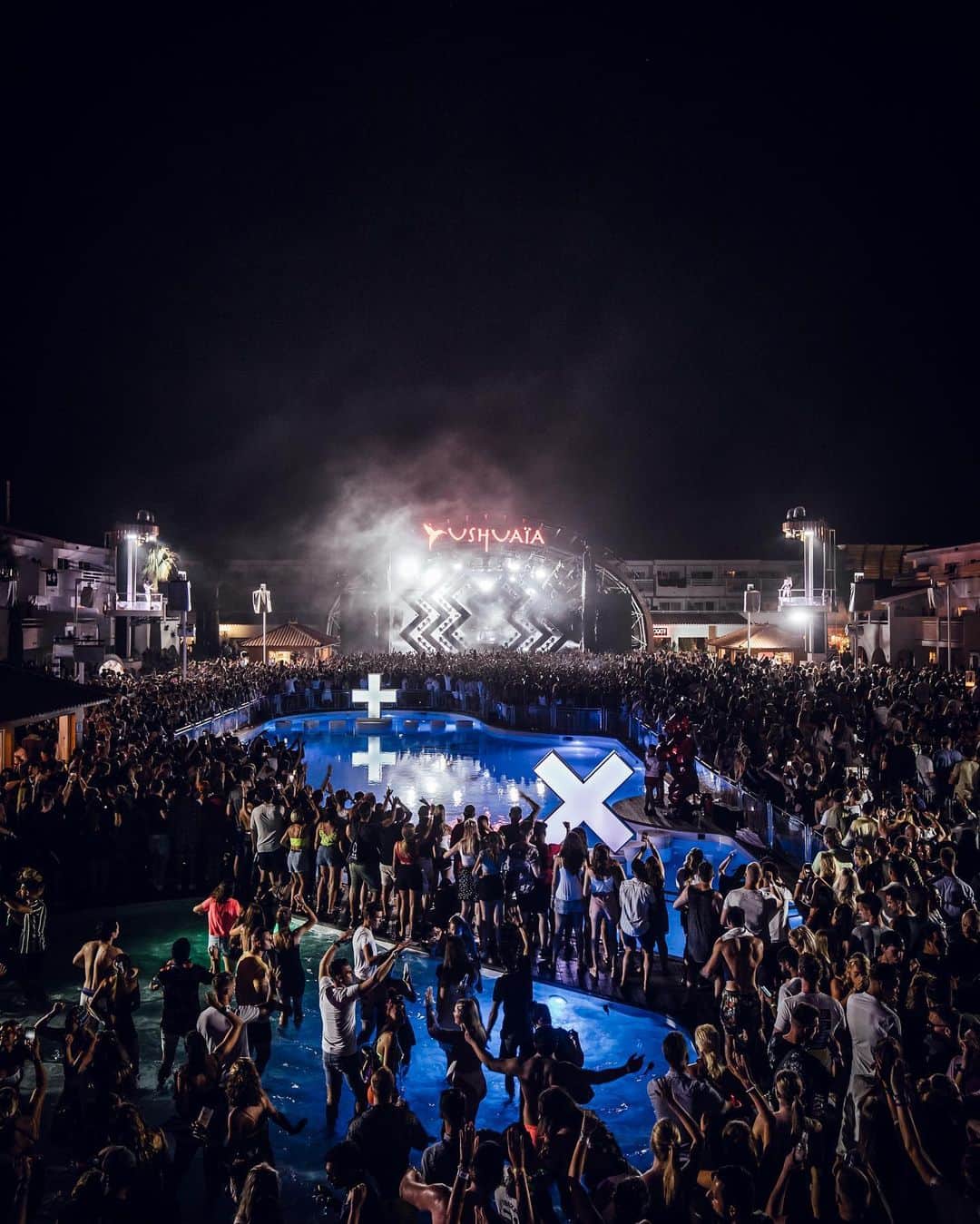 マーティン・ギャリックスさんのインスタグラム写真 - (マーティン・ギャリックスInstagram)「Ibiza last night was SOOOO SICK!!! feels like every week just keeps getting crazier.. ❤️」8月10日 0時58分 - martingarrix