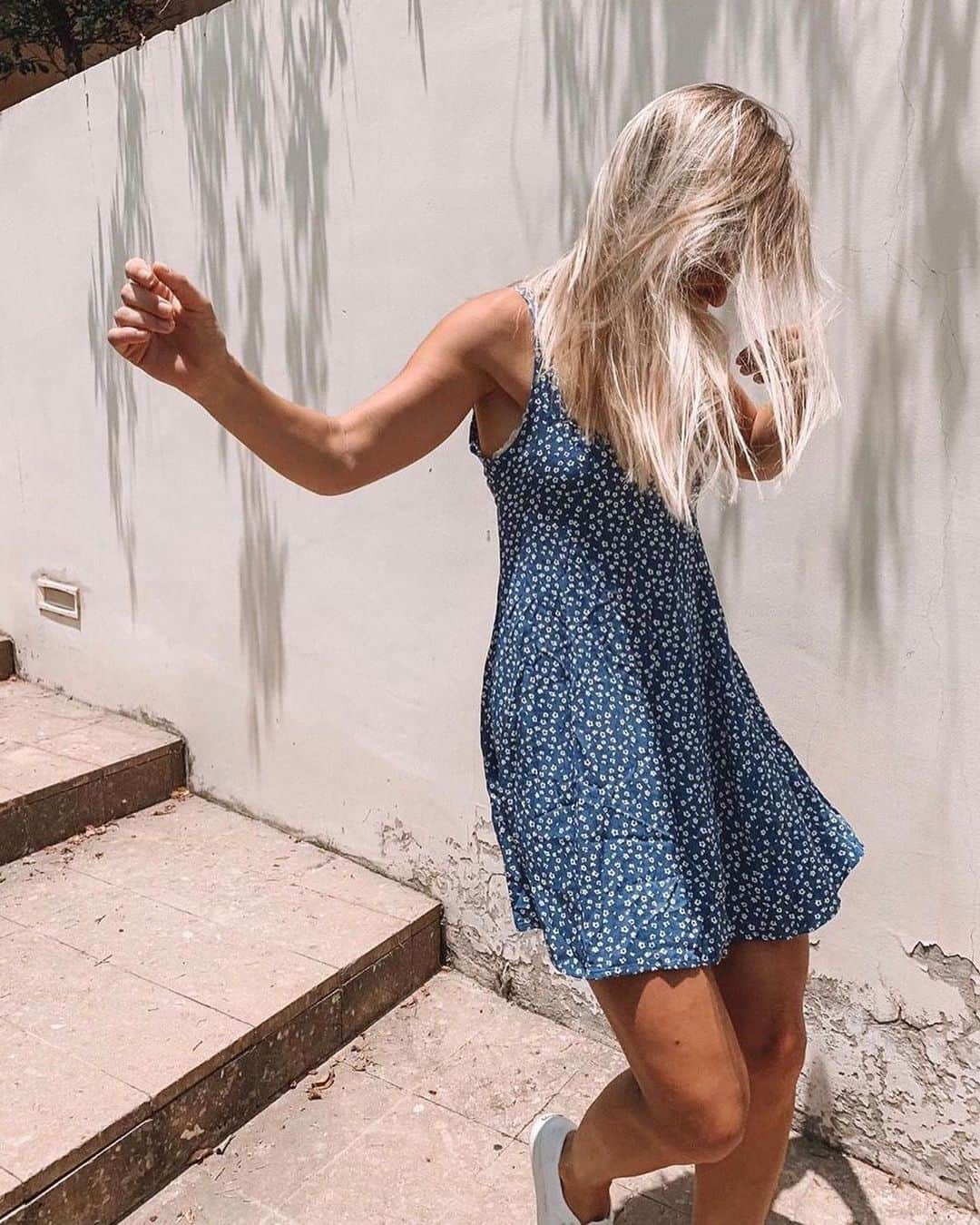 Urban Outfittersさんのインスタグラム写真 - (Urban OutfittersInstagram)「Friday feels better in the Arden Mini Dress. #UOonYou via @UOIsrael @yaelmorozov」8月10日 0時58分 - urbanoutfitters