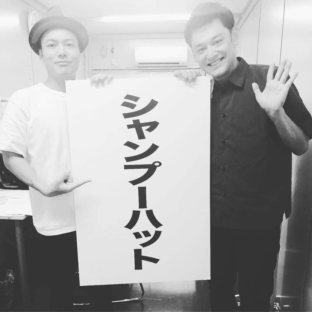 宮田麺児さんのインスタグラム写真 - (宮田麺児Instagram)「会社劇場 宮田哲児。 ※メモの用になぐりがき。  アドバイスした時の 値段設定をスプリットと言う多重人格者が女子高生を誘拐する映画を見ながら考えている。 この値段が会社の売り上げになるから大事や。  そもそも 安易にアドバイスを求めてくる方が多くなりこちらも安易に応えたくない。そこでしっかりアドバイスに「責任」を負うという事でその責任を「お金」という形にしてもらうため会社にした。が、がや、  ここに来て 「お金」欲しくて会社立ち上げたんやったっけ？という疑問にぶちあたる。お金は 私のしている色々な事に支援してくださる方もいてる。  お金払ってでも 私にアドバイス求めてくる人と仕事はしたい。 でもなこれすると 金さえ払えばとなり お金払う人全員と仕事せなあかんくなる。こちらのおえる責任以上の額を払って来た人に どうするか？となる。  なにが欲しいかや。大事なんわ。 金か 人脈か、名誉か ちがうな 要らんねんやったら 貰うけど。  仕事して何を得るなんかわからん。それでえぇ。 「何」かがええ。 その仕事で「金」をもらうともう答えは「金」 金儲けの向こう側に行こう。金儲けの向こう側の景色の「何」かを儲けてみよう よくよく考えたら仕事を依頼して来た人からは 「仕事」を貰ってる  こちらが 何かかえさなあかん。 それが「アドバイス」という会社。  ん。でも必要経費 や 交通費ぐらいは 欲しいな。どうしよう。金はいるしな。おっ。金ならクラファン。 なんか見えて来た。 全ての依頼に クラウドファンディング立ち上げて 私がリーダーとなってその問題を解決するリターン立ち上げて解決するまでの 「過程」 を 売るのは どうや？  これやったら 金いらんど。天才か。 いけるんか？ やってみなわからんな。  収支報告 8月10日現在  売り上げ0円 会社設立費 20万 名刺代4万  計 -24万」8月10日 1時10分 - miyatamenji