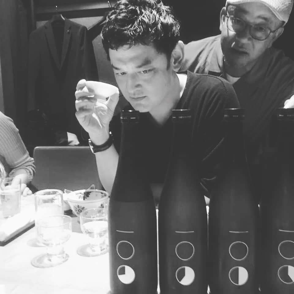 宮田麺児さんのインスタグラム写真 - (宮田麺児Instagram)「会社劇場 宮田哲児。 ※メモの用になぐりがき。  アドバイスした時の 値段設定をスプリットと言う多重人格者が女子高生を誘拐する映画を見ながら考えている。 この値段が会社の売り上げになるから大事や。  そもそも 安易にアドバイスを求めてくる方が多くなりこちらも安易に応えたくない。そこでしっかりアドバイスに「責任」を負うという事でその責任を「お金」という形にしてもらうため会社にした。が、がや、  ここに来て 「お金」欲しくて会社立ち上げたんやったっけ？という疑問にぶちあたる。お金は 私のしている色々な事に支援してくださる方もいてる。  お金払ってでも 私にアドバイス求めてくる人と仕事はしたい。 でもなこれすると 金さえ払えばとなり お金払う人全員と仕事せなあかんくなる。こちらのおえる責任以上の額を払って来た人に どうするか？となる。  なにが欲しいかや。大事なんわ。 金か 人脈か、名誉か ちがうな 要らんねんやったら 貰うけど。  仕事して何を得るなんかわからん。それでえぇ。 「何」かがええ。 その仕事で「金」をもらうともう答えは「金」 金儲けの向こう側に行こう。金儲けの向こう側の景色の「何」かを儲けてみよう よくよく考えたら仕事を依頼して来た人からは 「仕事」を貰ってる  こちらが 何かかえさなあかん。 それが「アドバイス」という会社。  ん。でも必要経費 や 交通費ぐらいは 欲しいな。どうしよう。金はいるしな。おっ。金ならクラファン。 なんか見えて来た。 全ての依頼に クラウドファンディング立ち上げて 私がリーダーとなってその問題を解決するリターン立ち上げて解決するまでの 「過程」 を 売るのは どうや？  これやったら 金いらんど。天才か。 いけるんか？ やってみなわからんな。  収支報告 8月10日現在  売り上げ0円 会社設立費 20万 名刺代4万  計 -24万」8月10日 1時10分 - miyatamenji