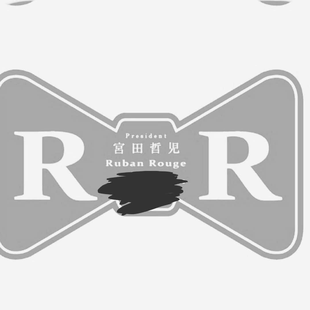 宮田麺児のインスタグラム：「会社劇場 宮田哲児。 ※メモの用になぐりがき。  アドバイスした時の 値段設定をスプリットと言う多重人格者が女子高生を誘拐する映画を見ながら考えている。 この値段が会社の売り上げになるから大事や。  そもそも 安易にアドバイスを求めてくる方が多くなりこちらも安易に応えたくない。そこでしっかりアドバイスに「責任」を負うという事でその責任を「お金」という形にしてもらうため会社にした。が、がや、  ここに来て 「お金」欲しくて会社立ち上げたんやったっけ？という疑問にぶちあたる。お金は 私のしている色々な事に支援してくださる方もいてる。  お金払ってでも 私にアドバイス求めてくる人と仕事はしたい。 でもなこれすると 金さえ払えばとなり お金払う人全員と仕事せなあかんくなる。こちらのおえる責任以上の額を払って来た人に どうするか？となる。  なにが欲しいかや。大事なんわ。 金か 人脈か、名誉か ちがうな 要らんねんやったら 貰うけど。  仕事して何を得るなんかわからん。それでえぇ。 「何」かがええ。 その仕事で「金」をもらうともう答えは「金」 金儲けの向こう側に行こう。金儲けの向こう側の景色の「何」かを儲けてみよう よくよく考えたら仕事を依頼して来た人からは 「仕事」を貰ってる  こちらが 何かかえさなあかん。 それが「アドバイス」という会社。  ん。でも必要経費 や 交通費ぐらいは 欲しいな。どうしよう。金はいるしな。おっ。金ならクラファン。 なんか見えて来た。 全ての依頼に クラウドファンディング立ち上げて 私がリーダーとなってその問題を解決するリターン立ち上げて解決するまでの 「過程」 を 売るのは どうや？  これやったら 金いらんど。天才か。 いけるんか？ やってみなわからんな。  収支報告 8月10日現在  売り上げ0円 会社設立費 20万 名刺代4万  計 -24万」