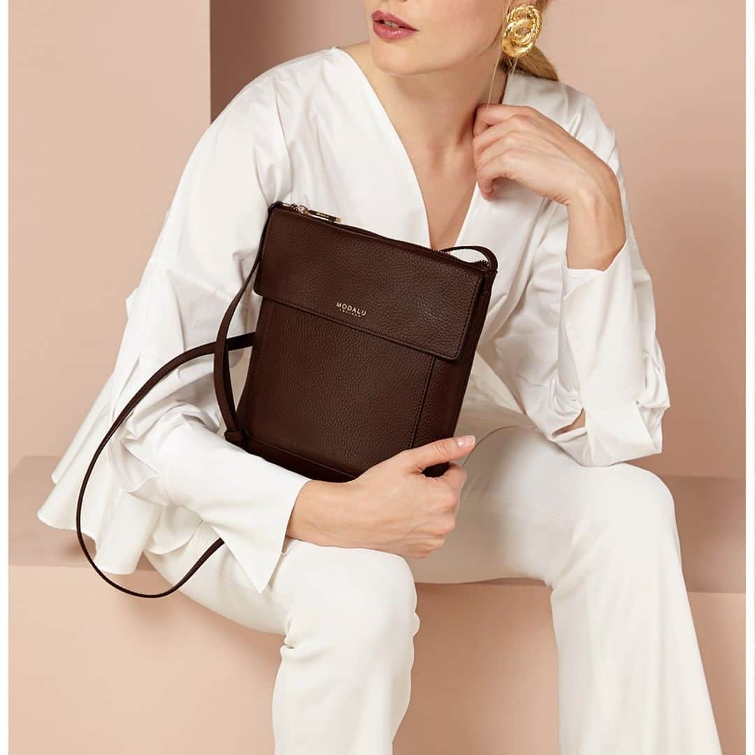 モダルーのインスタグラム：「Elegantly chic, the Beatrice crossbody in a rich chocolate brown hue has timeless appeal, paired with exquisite structure. Secure this staple silhouette for £99 #ModaluMoments #LeatherHandbag」