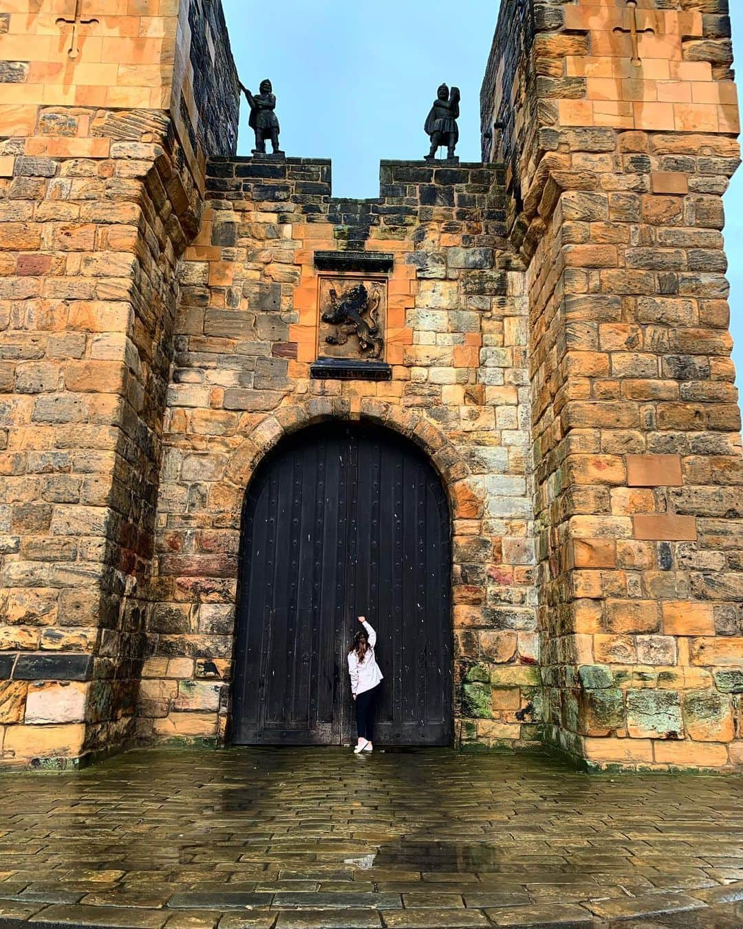 ケイトリン・オズモンドさんのインスタグラム写真 - (ケイトリン・オズモンドInstagram)「I’d rather be at Hogwarts.... but they wouldn’t let me in 😢 #harrypotter #alnwickcastle #illbelookfromtheoutside #imtoomuchamuggle」8月10日 1時03分 - kaetkiss