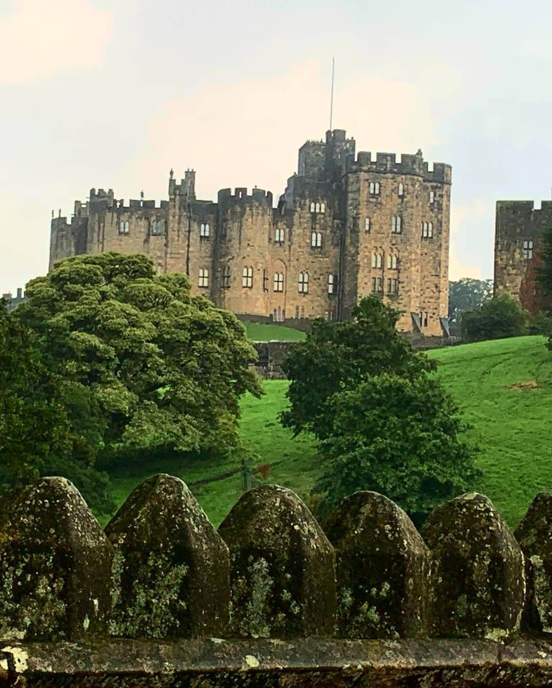 ケイトリン・オズモンドさんのインスタグラム写真 - (ケイトリン・オズモンドInstagram)「I’d rather be at Hogwarts.... but they wouldn’t let me in 😢 #harrypotter #alnwickcastle #illbelookfromtheoutside #imtoomuchamuggle」8月10日 1時03分 - kaetkiss