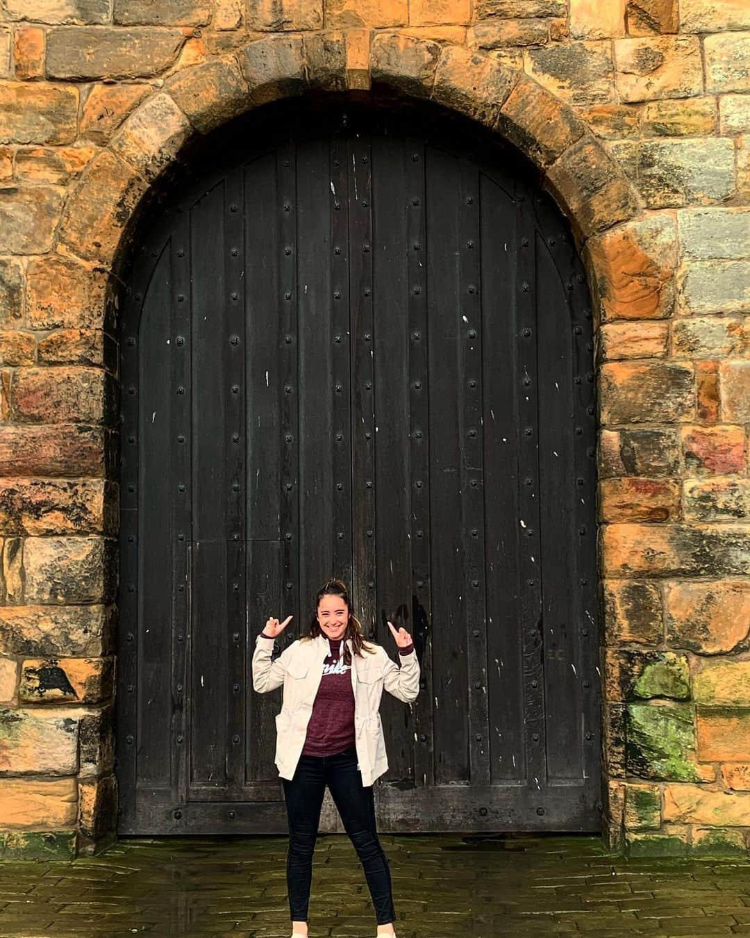 ケイトリン・オズモンドさんのインスタグラム写真 - (ケイトリン・オズモンドInstagram)「I’d rather be at Hogwarts.... but they wouldn’t let me in 😢 #harrypotter #alnwickcastle #illbelookfromtheoutside #imtoomuchamuggle」8月10日 1時03分 - kaetkiss