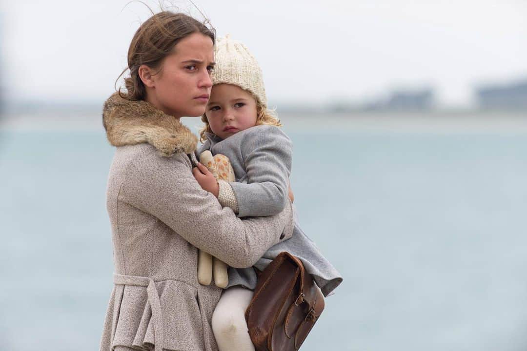 アリシア・ヴィキャンデルのインスタグラム：「Alicia with her on-screen daughter Florence Clery in The Light Between Oceans.」