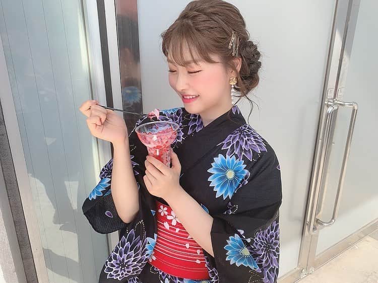 中西智代梨さんのインスタグラム写真 - (中西智代梨Instagram)「浴衣にかき氷って神だよなぁ。 #ガラスにマネージャーが写ってるよ #そんなの言わなきゃバレない #盛れてればそれでいい」8月10日 1時06分 - sukiyaki_daisuki512