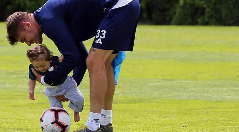 ロマン・ノイシュテッターさんのインスタグラム写真 - (ロマン・ノイシュテッターInstagram)「Çok teşekkürler my Fenerbahçe ailesi, you will always stay in my heart! Haydi, bye bye! Your abi 💙💛」8月10日 1時07分 - romainnewton