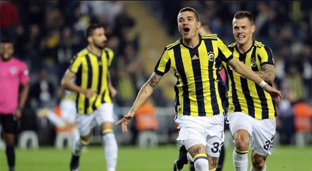 ロマン・ノイシュテッターのインスタグラム：「Çok teşekkürler my Fenerbahçe ailesi, you will always stay in my heart! Haydi, bye bye! Your abi 💙💛」