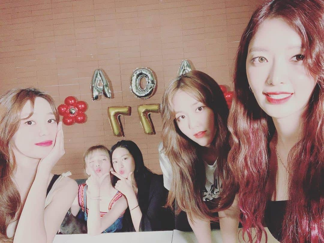 ヘジョンさんのインスタグラム写真 - (ヘジョンInstagram)「#AOA 7주년 축하해줘서 고마워요❤️ 그리고 HAPPY HYE JEONG DAY❤️」8月10日 1時08分 - dongdong810