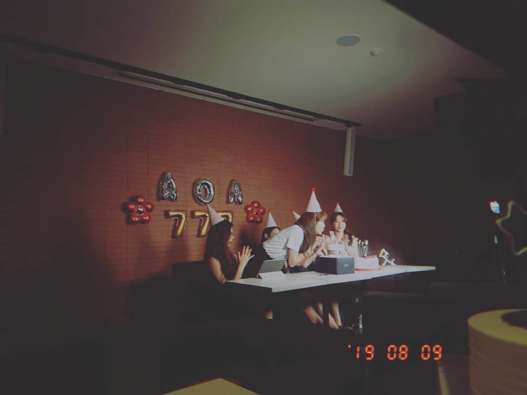 ヘジョンのインスタグラム：「#AOA 7주년 축하해줘서 고마워요❤️ 그리고 HAPPY HYE JEONG DAY❤️」