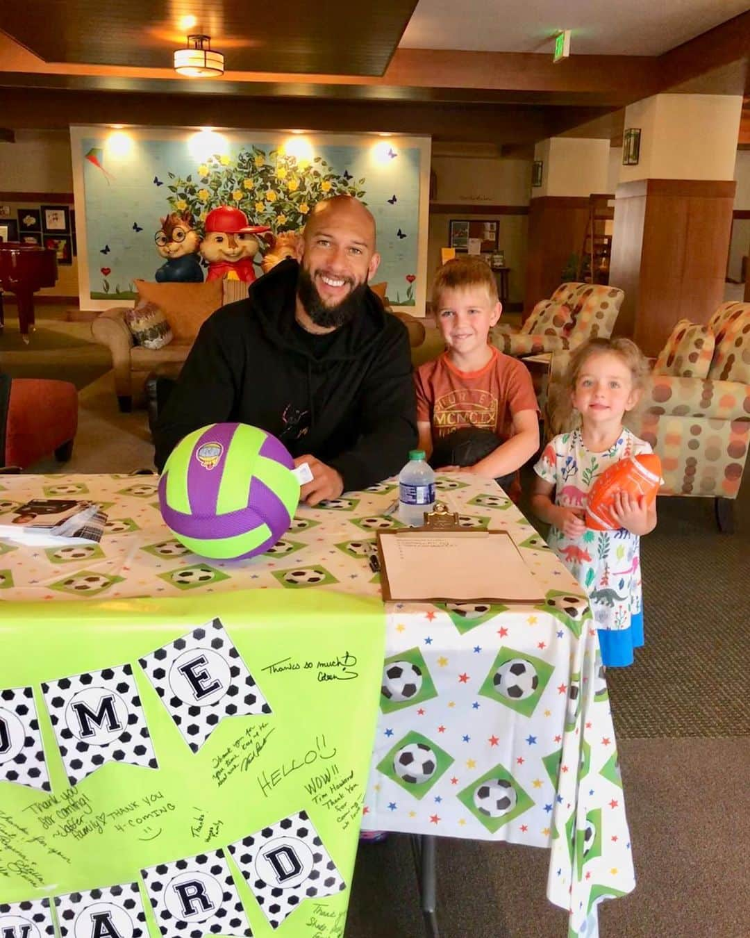 ティム・ハワードさんのインスタグラム写真 - (ティム・ハワードInstagram)「Had a great afternoon with the families @rmhc_denver! Proud to support @rmhc and all they do for children and families around the world! #KeepingFamiliesClose」8月10日 1時19分 - timhow1