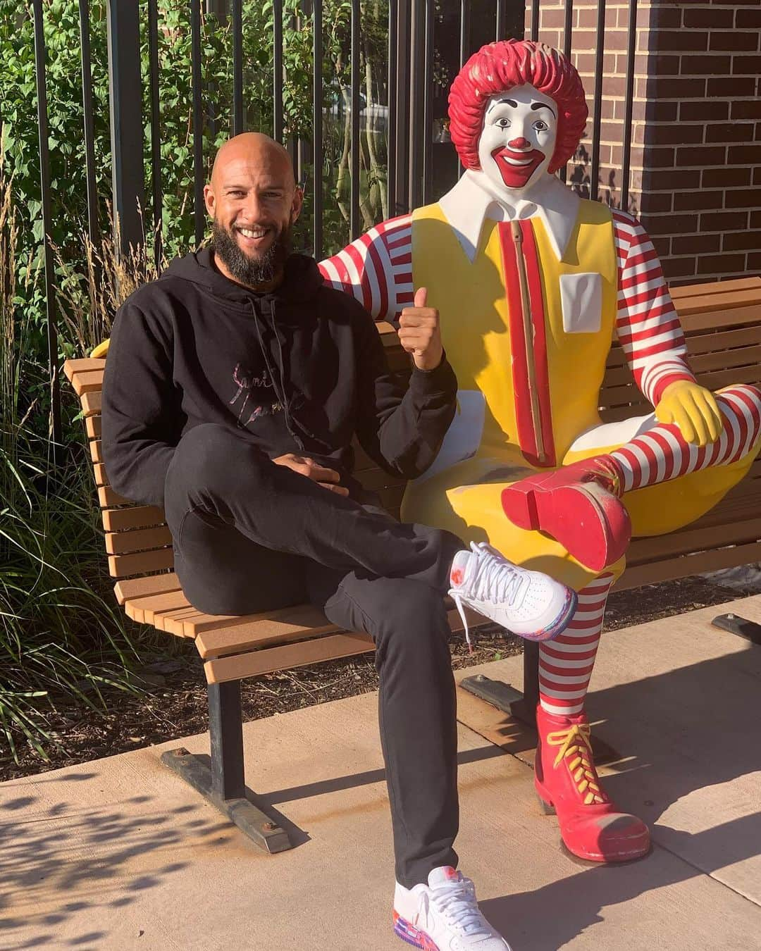 ティム・ハワードさんのインスタグラム写真 - (ティム・ハワードInstagram)「Had a great afternoon with the families @rmhc_denver! Proud to support @rmhc and all they do for children and families around the world! #KeepingFamiliesClose」8月10日 1時19分 - timhow1