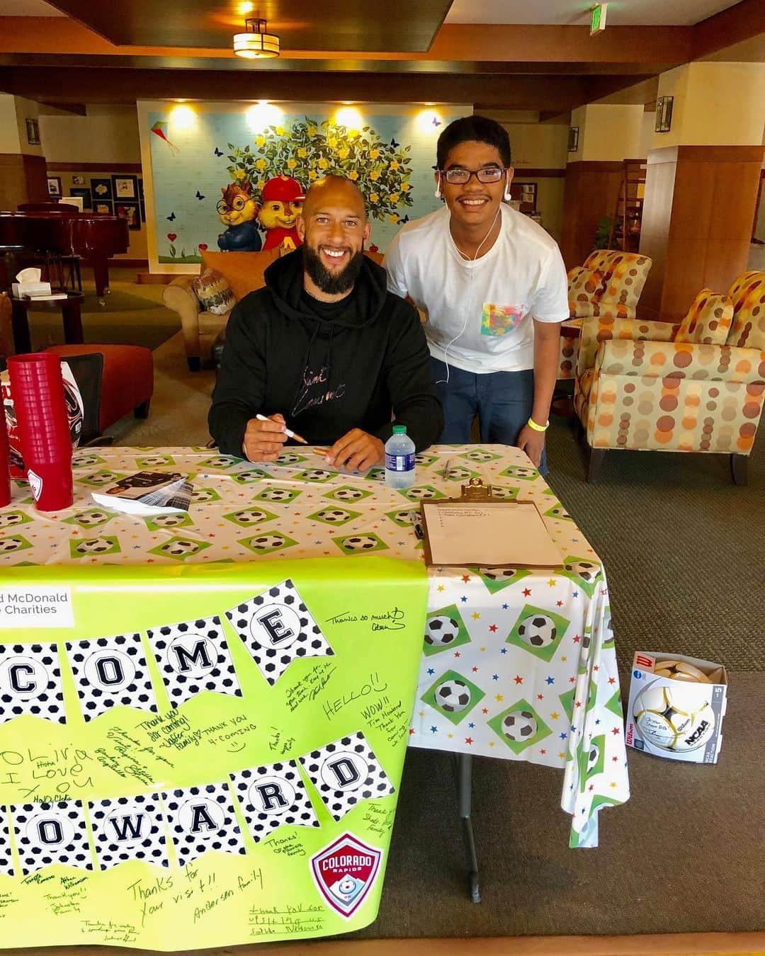 ティム・ハワードさんのインスタグラム写真 - (ティム・ハワードInstagram)「Had a great afternoon with the families @rmhc_denver! Proud to support @rmhc and all they do for children and families around the world! #KeepingFamiliesClose」8月10日 1時19分 - timhow1