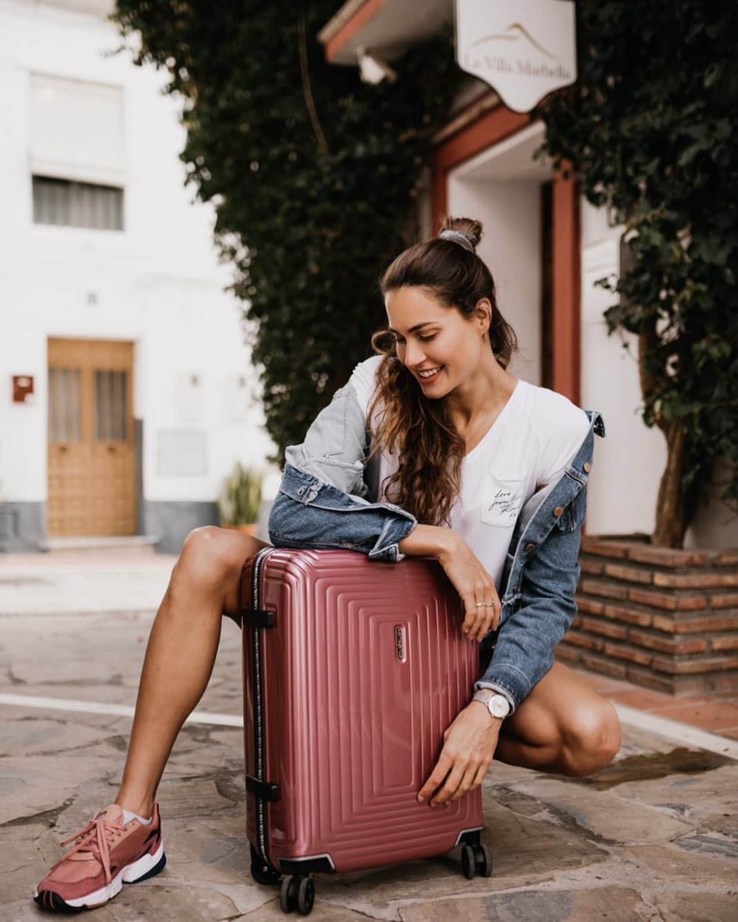 ズザンナ・ヤカボスのインスタグラム：「<<jááátééék>> Utazz WizzAirrel és nyerj Samsonite bőröndöket! 🎰✈️🧳 Repülj WizzAirrel a képen látható városba, keress Te is egy olyan helyszínt, amiről könnyen felismerjük ezt a várost. Készíts egy selfie-t, és posztold az Instagram oldaladon #BornToGo hashtaggel. Hamarosan érkeznek az újabb helyszínek. A posztolók között összesen 20 db Samsonite Neopulse Lifestlye Spinner kabin bőrönd talál gazdára. Hajrá! Játékszabályzat: https://www.familyholiday.hu/#/wizzairsamsonite-jtk/」