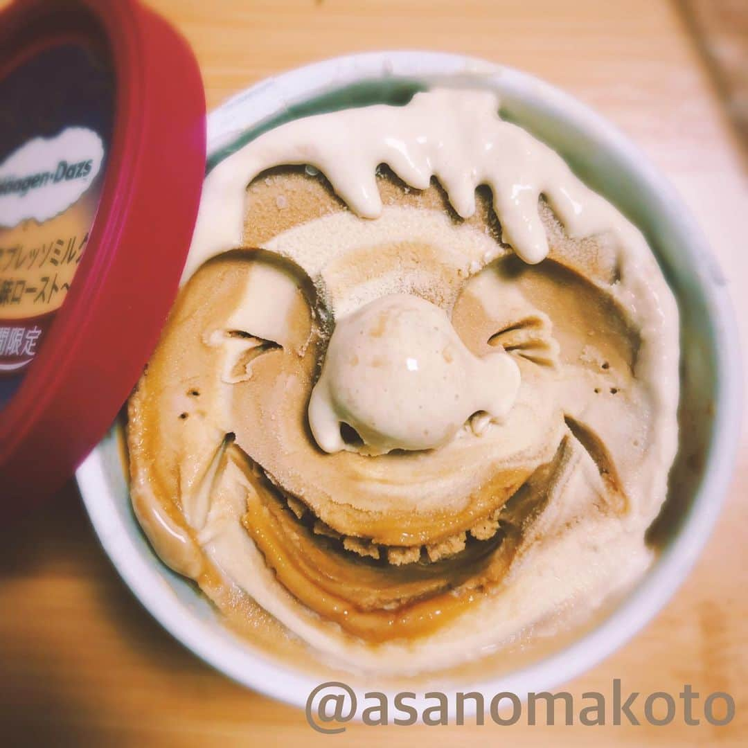 asanomakotoのインスタグラム：「Perché non fai una pausa all'espresso?☕️🍨✨ #haagendazs #HäagenDazs #haagen_dazs  #love #haagendazsid  #ice #icecream #icecreams #iceart #smile #happy #instafun #instapop #instacool #instagood #instaice #instaicecream #instafollow #gelato #香味ロースト #sorriso #ハーゲンダッツ #アイスクリーム #カップアイス  #instafood #photooftheday #webstagram  #tagsforlikes #하겐다즈 #エスプレッソミルク ★エスプレッソで一休み☕️🍨✨あっつい！！汗ダラダラでアイスも溶け溶けです🥵お鼻がとろけました笑笑🐽」