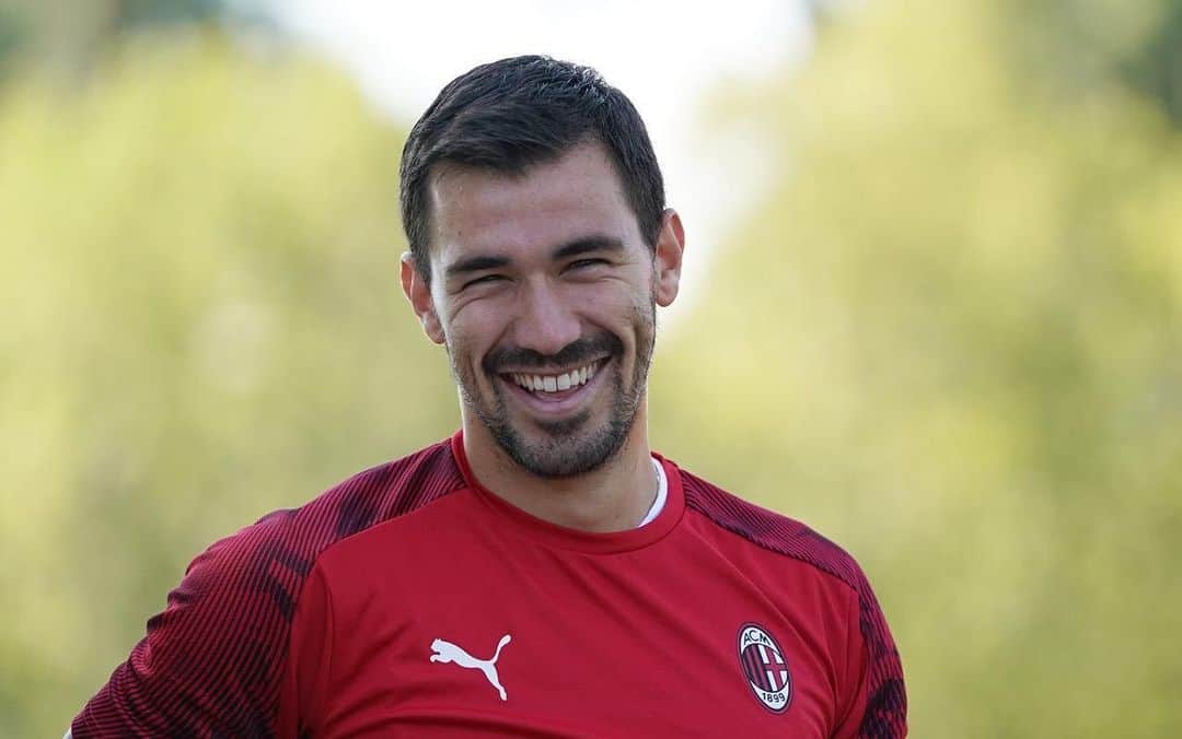 アレッシオ・ロマニョーリのインスタグラム：「Smile always 🔴⚫️ #training #milanello @acmilan」